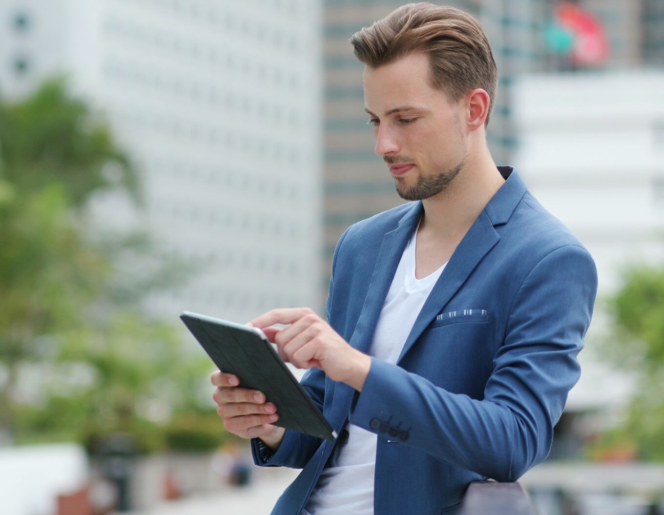 caucasian-businessman-use-of-tablet-computer